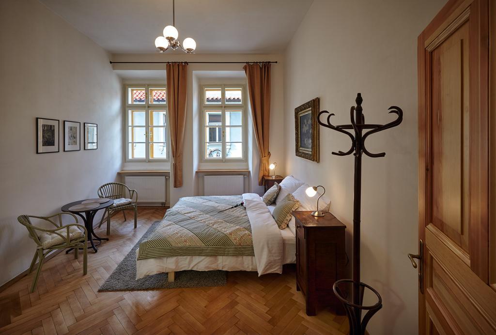 Queen Bee Apartments Praha Bagian luar foto