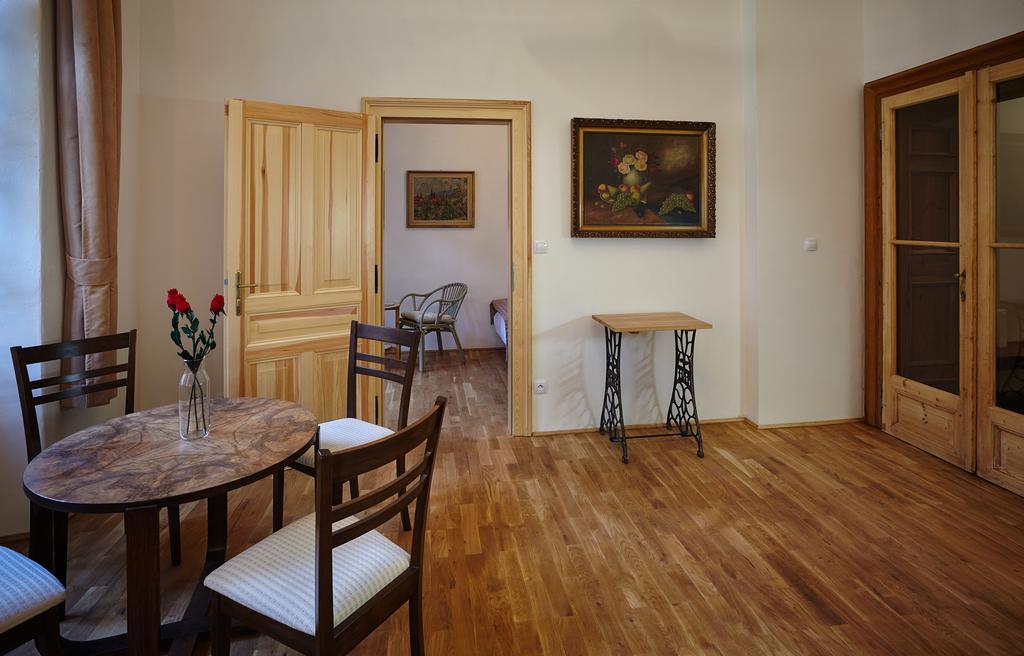 Queen Bee Apartments Praha Bagian luar foto
