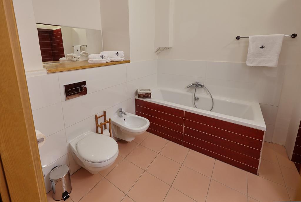 Queen Bee Apartments Praha Bagian luar foto