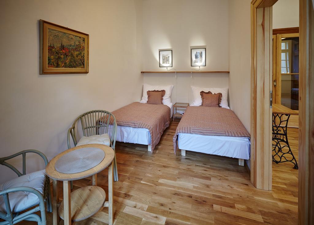 Queen Bee Apartments Praha Bagian luar foto
