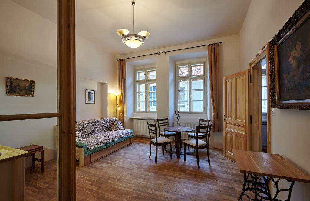 Queen Bee Apartments Praha Bagian luar foto