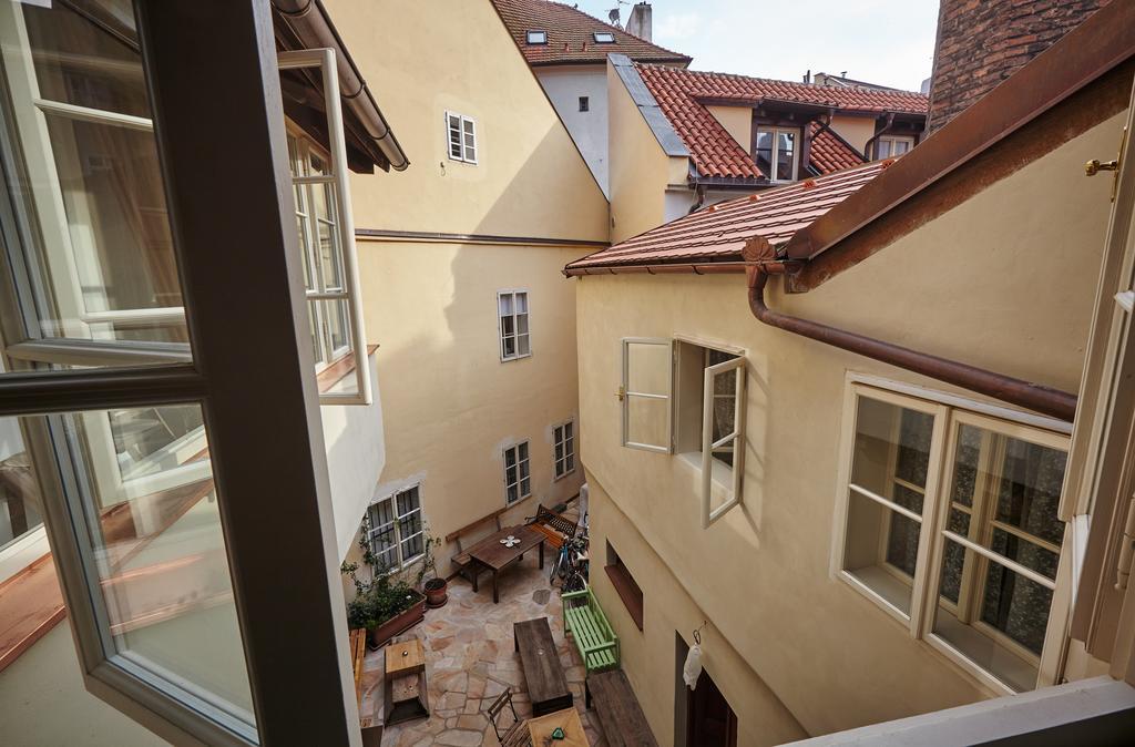 Queen Bee Apartments Praha Bagian luar foto