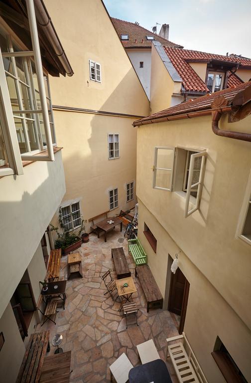 Queen Bee Apartments Praha Bagian luar foto